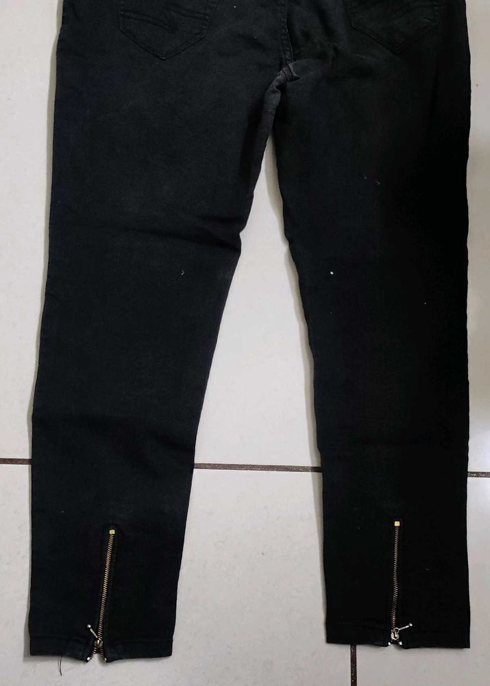 Black Jeans with Zipper Detail