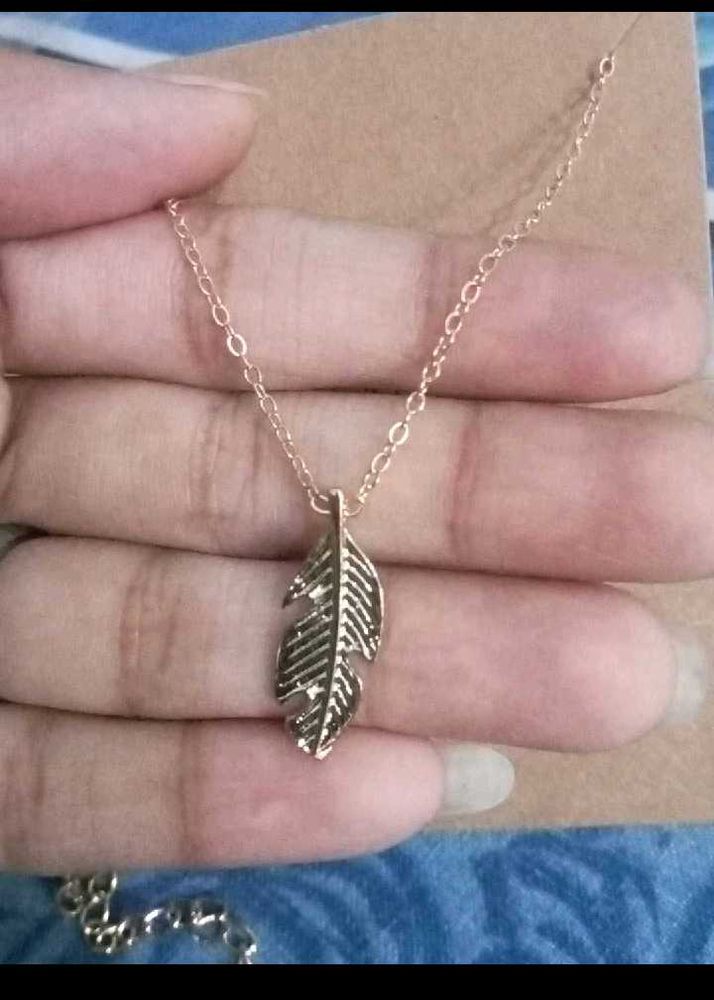 Delicate Feather Pendant Necklace