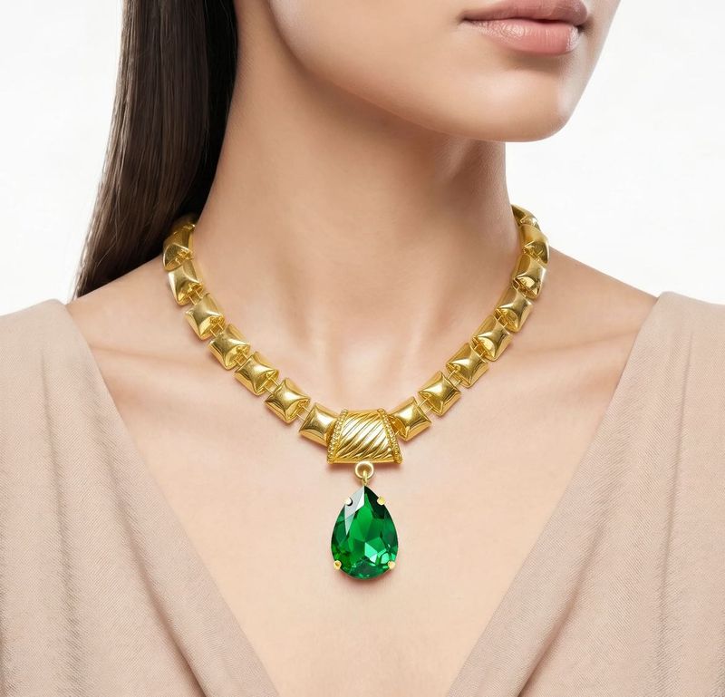 Exquisite Gold Necklace with Emerald Pendant