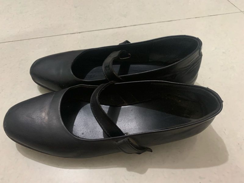 Classic Black Ballerina Flats with Strap