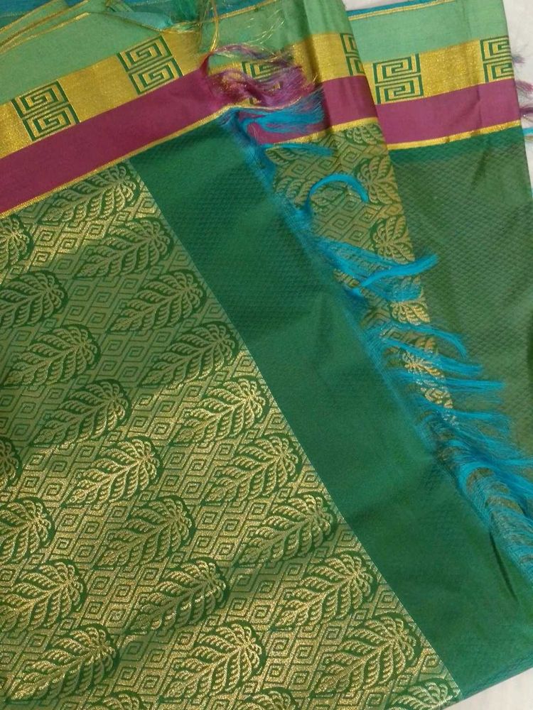 Elegant Green Saree with Gold Leaf Motifs