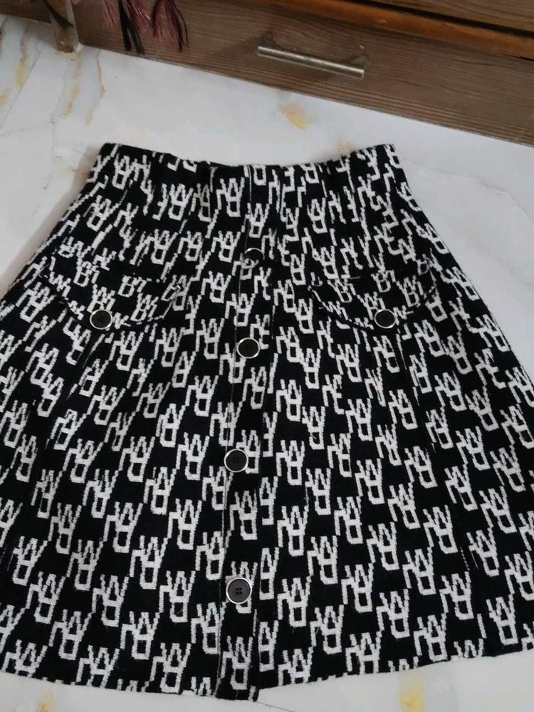 Chic Black &amp; White Logo Print Skirt