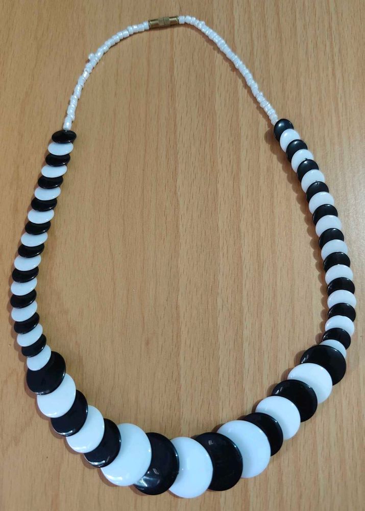 Chic Black &amp; White Disc Necklace