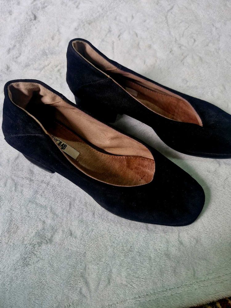 Chic Black Suede Block Heels