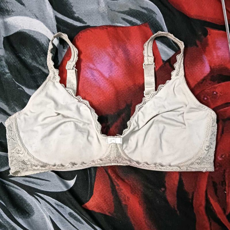 Comfortable🅰️ Everyday Bra with Lace Trim