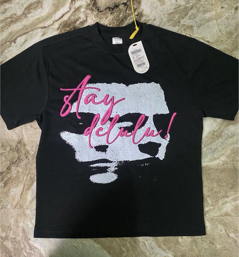 Black Graphic T-Shirt "Stay Delulu"