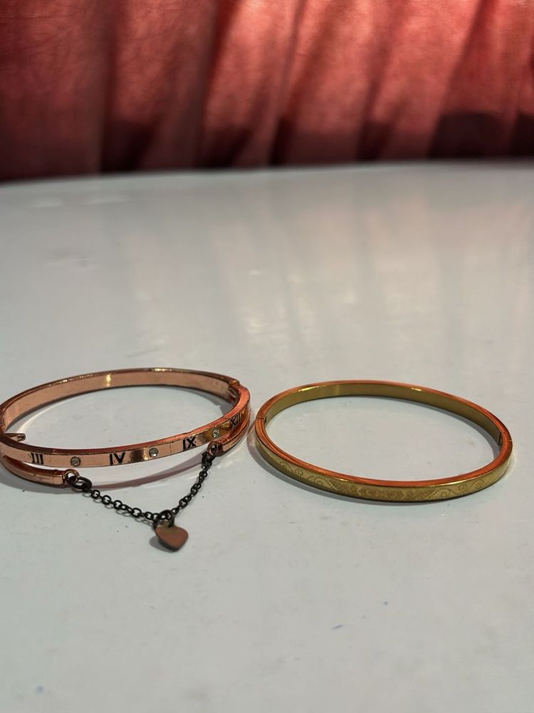Set of 2 Gold tone Bracelets✨