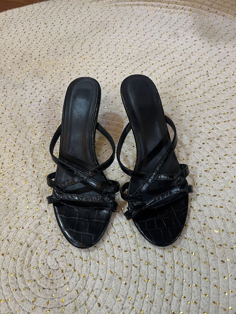 Shoexpress Black Textured Sandals