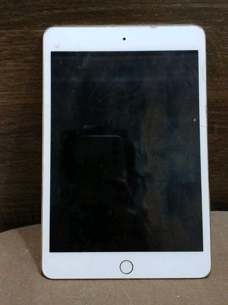 White Apple iPad Mini 4