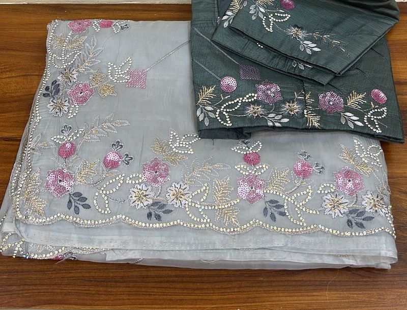 New- Elegant 🌪️Grey 💎Saree with Pink Embroidery