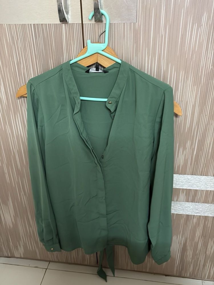 Elegant Green Button-Up Blouse