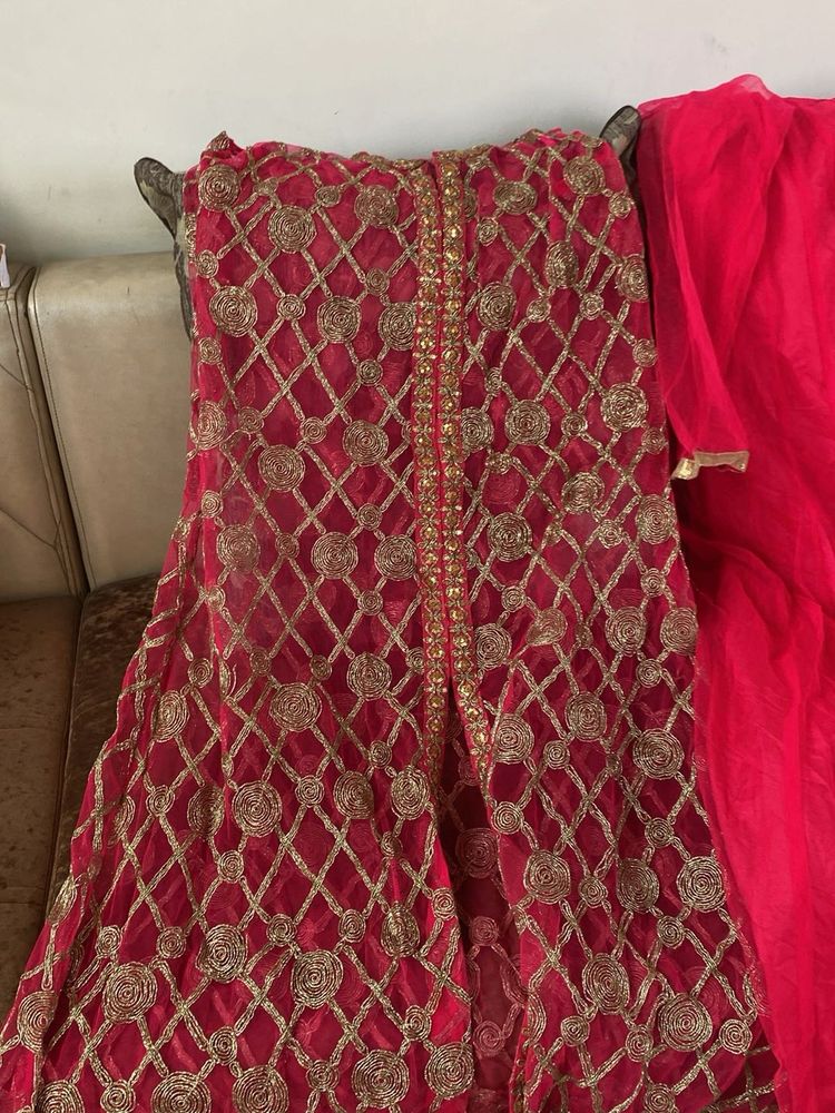 Stunning Red &amp; Gold Embroidered Ethnic Gown. net g