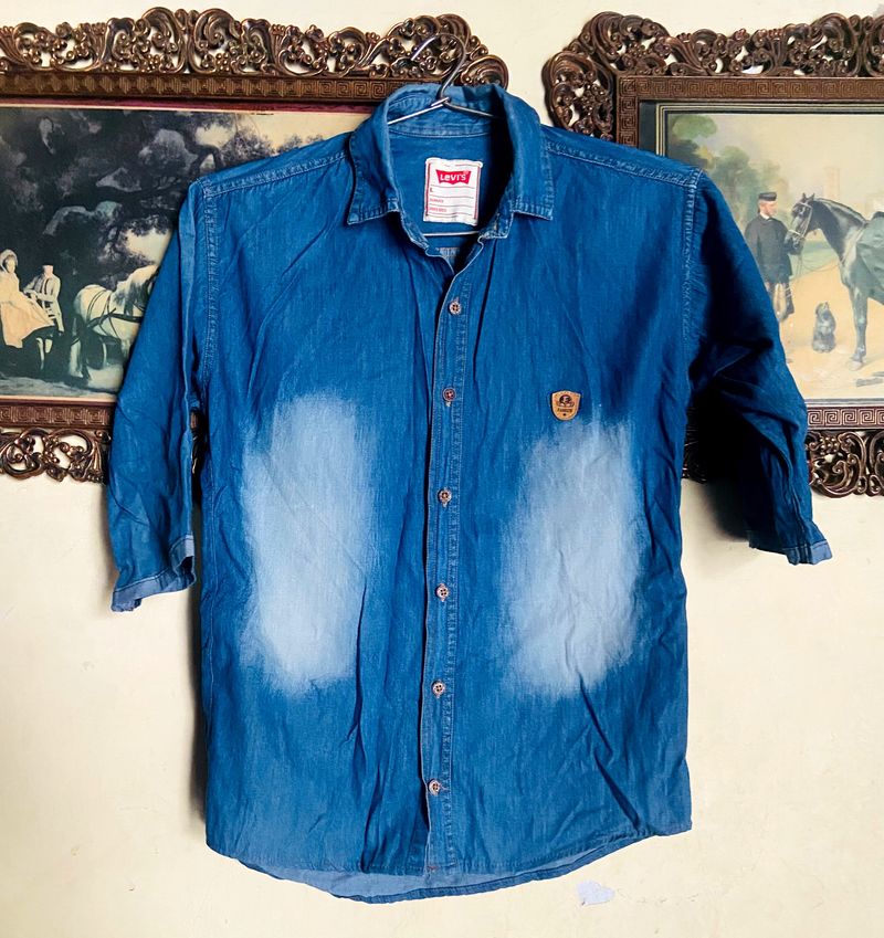 Levi’s Brand Denim Shirt Having Sleeves Till Elbow.