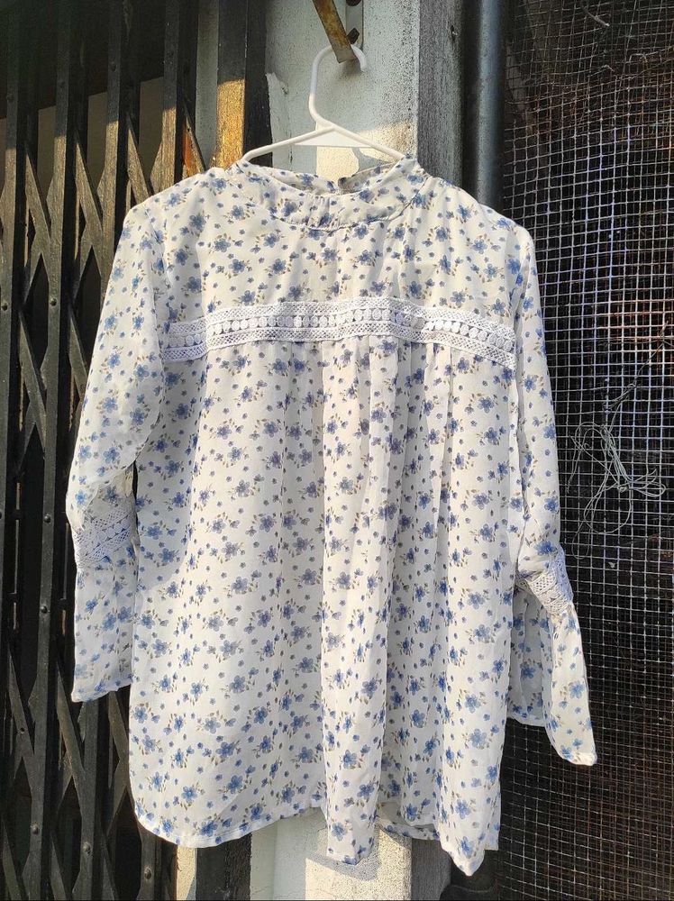 Chic Floral Print Top with Lace Details