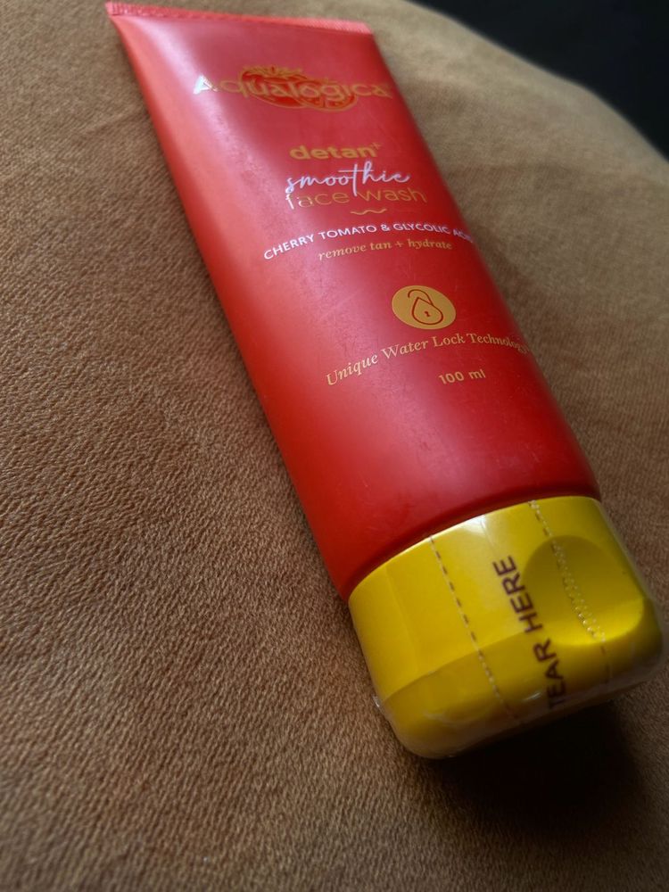 Aqualogica Detan Smoothie Face Wash