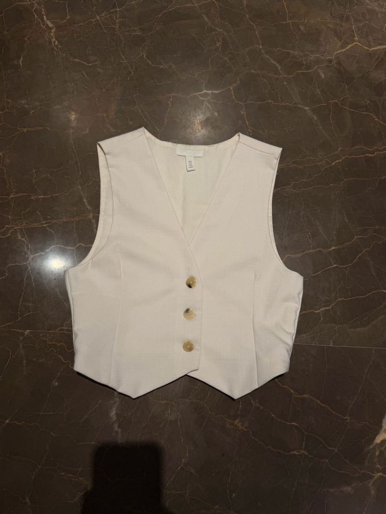 Chic White Sleeveless Vest