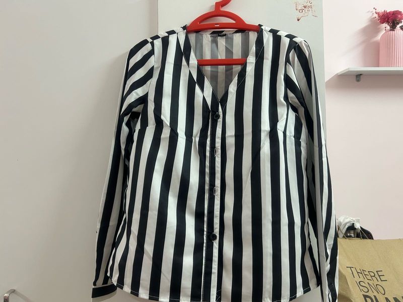 Chic Black &amp; White Striped Button-Up Top