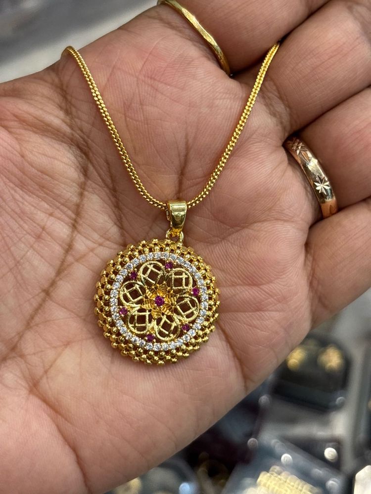 Elegant Gold Pendant Necklace