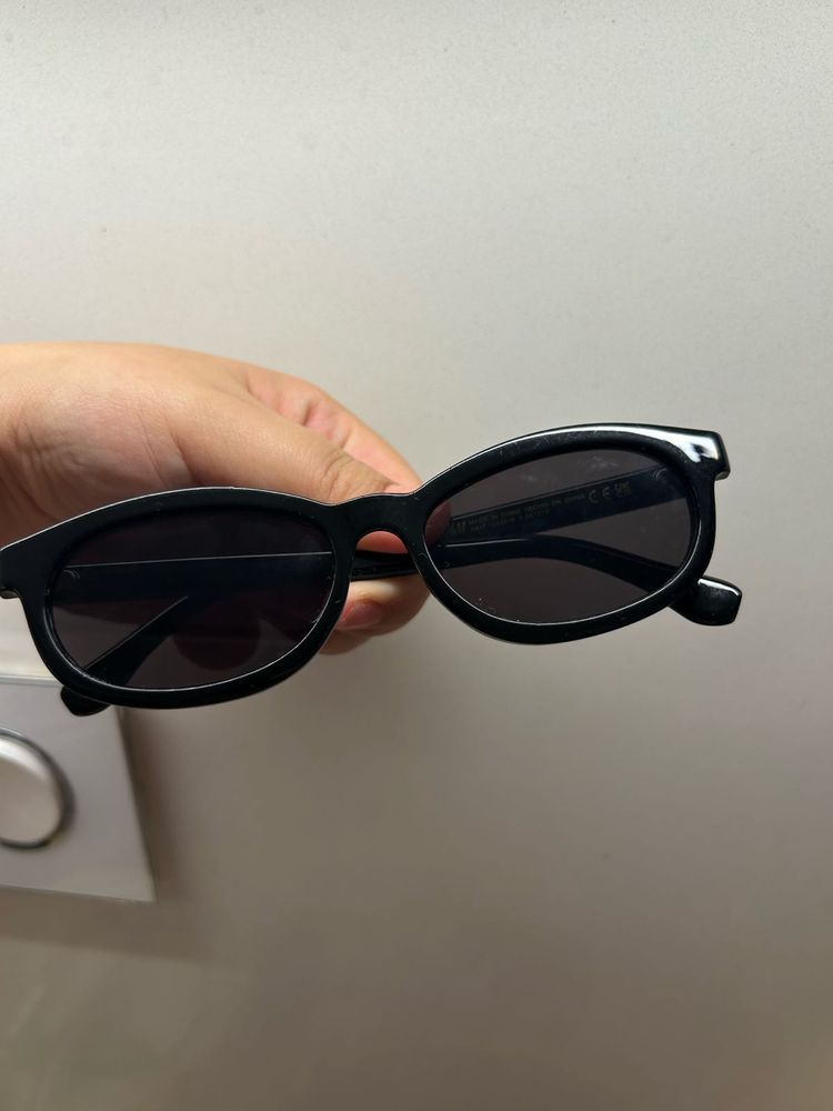 H&amp;M Classic Black Sunglasses
