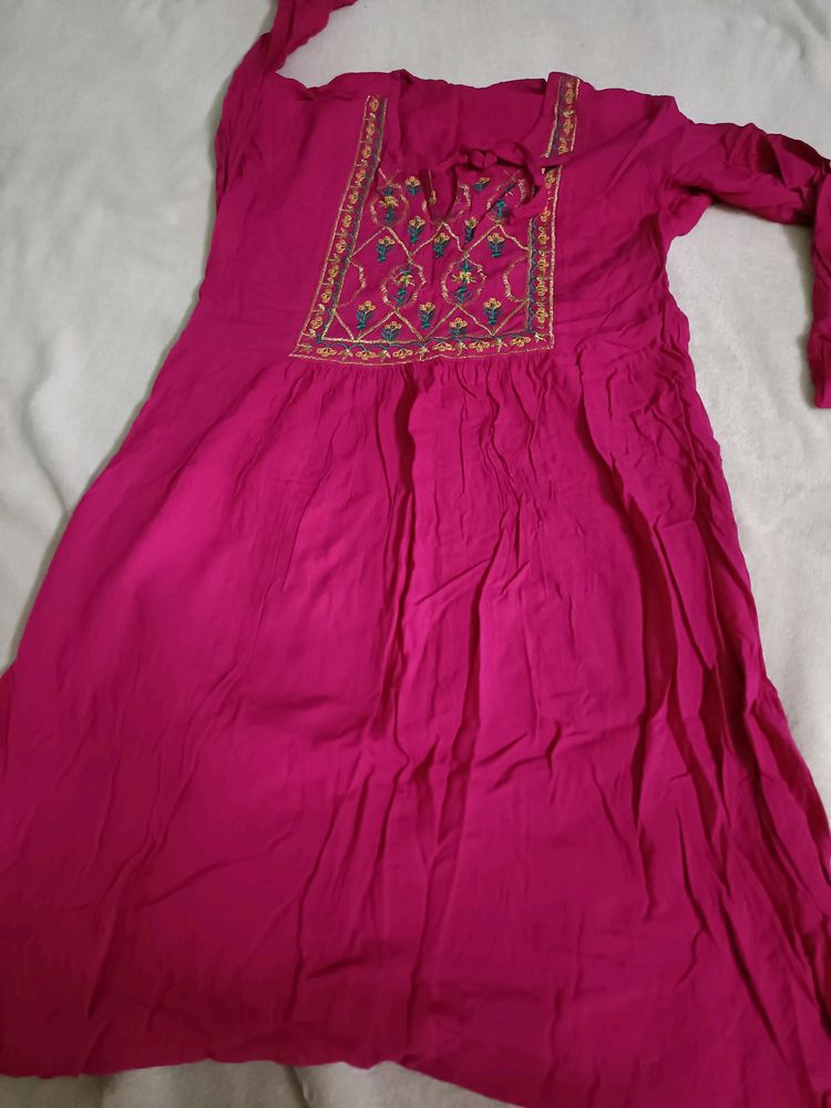 Stylish And Trendy Short Kurti For Jean With Beautiful Embroidery At The Neck😍✨