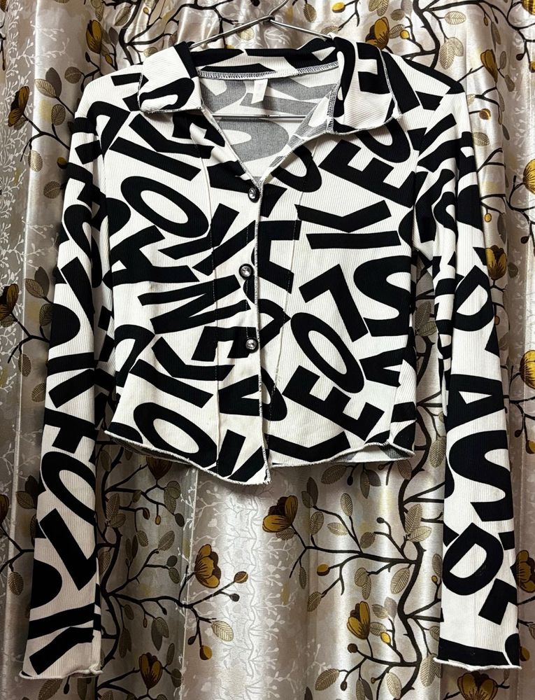 Black &amp; White Graphic Print Cropped Top