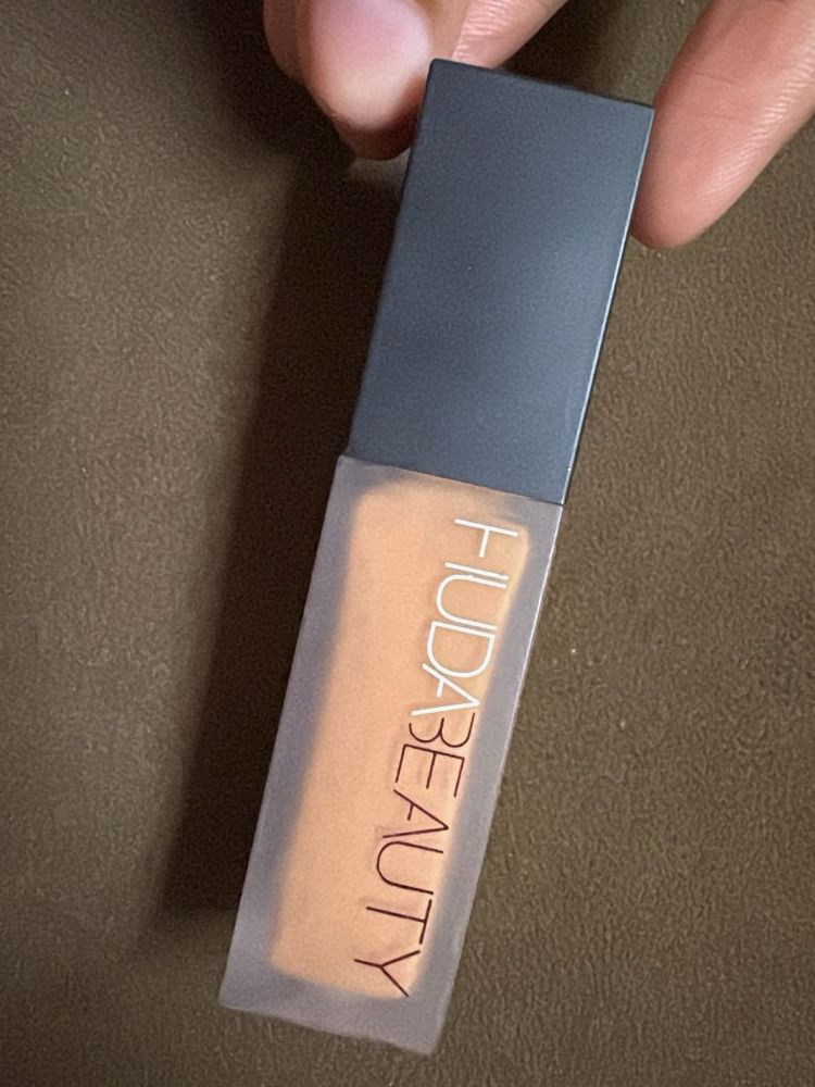 Huda Beauty #FauxFilter Concealor - Never Used