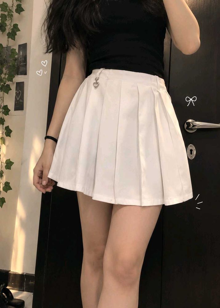 Cute White Pleated Mini Skorts