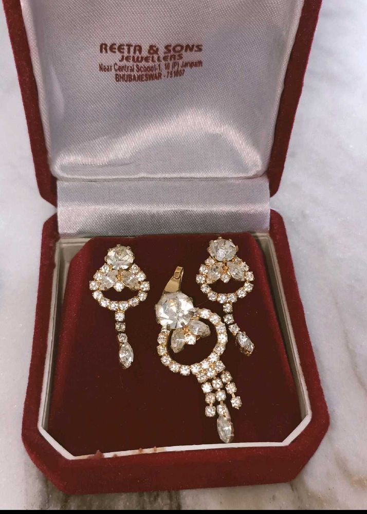 Stunning Crystal Pendant &amp; Earring Set