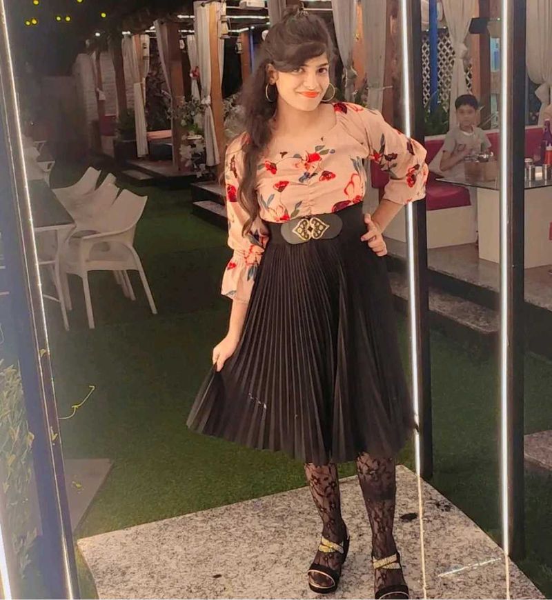 Chic Floral Top with Pleated Skirt Set free belt a
