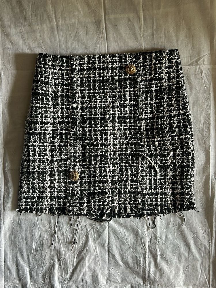 Chic Tweed Mini Skirt with Gold Buttons