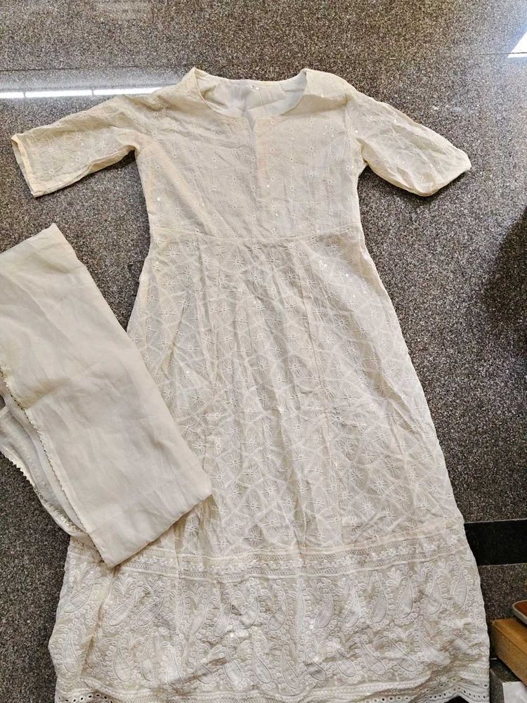 sale 🥳🥳White Embroidered Kurta Set