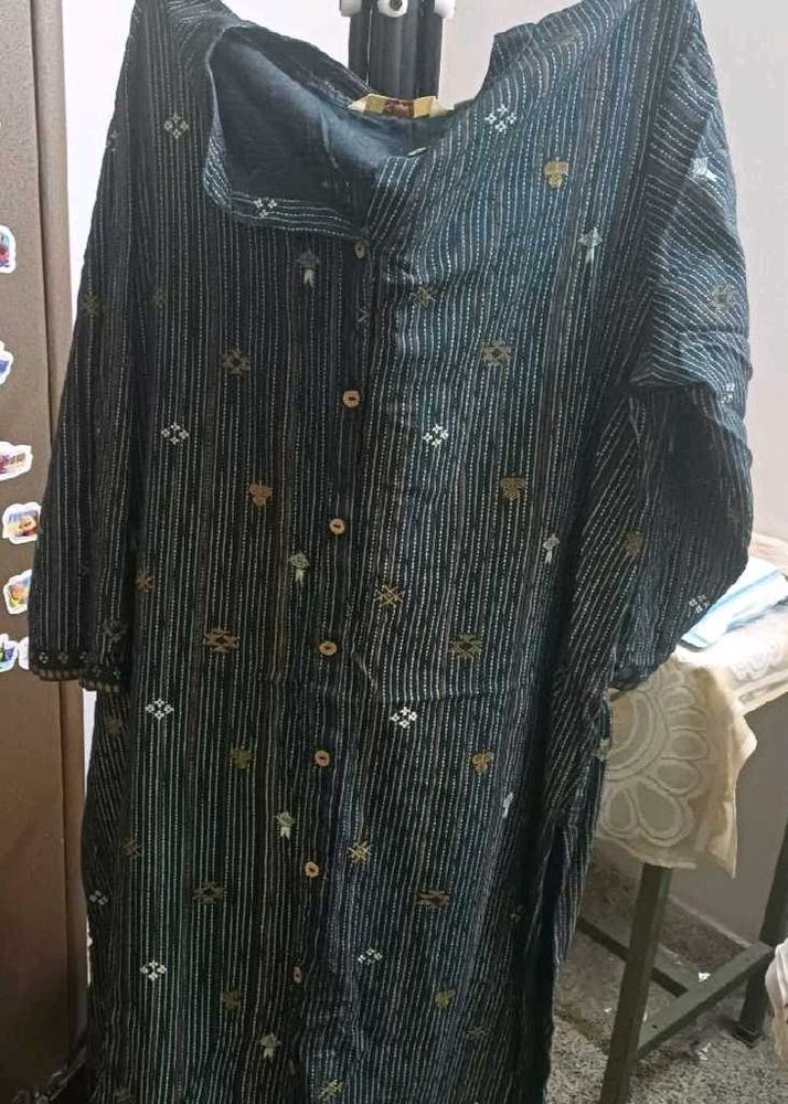Elegant Striped Kurta with Embroidered Motifs