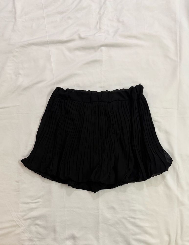 Black Pleated Short