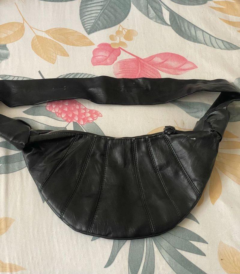 Chic Black Croissant Shoulder Bag