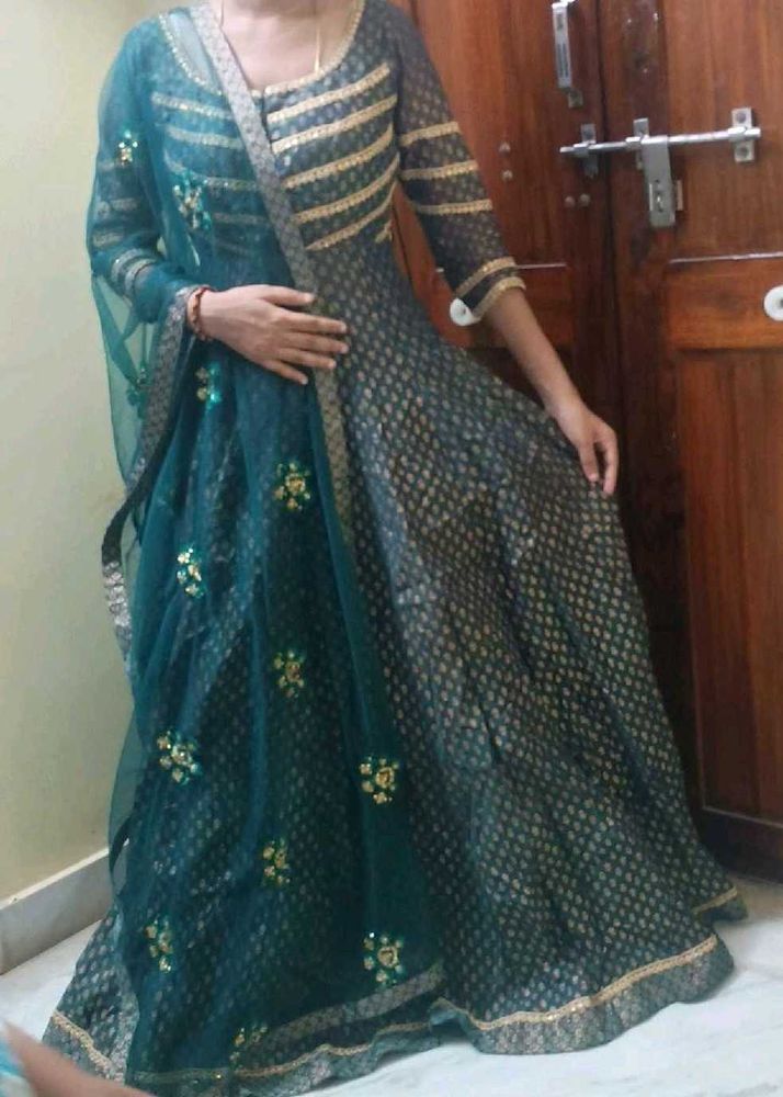 Elegant Teal Kurta Set with Golden Embellishments