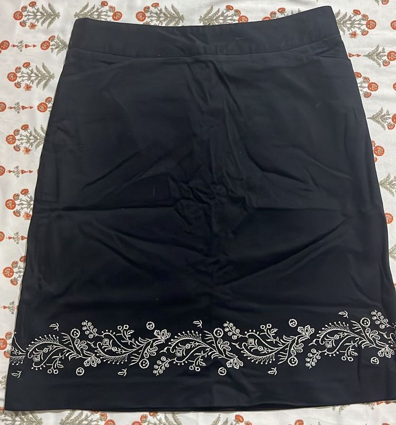 Chic Black Skirt with Embroidered Hem