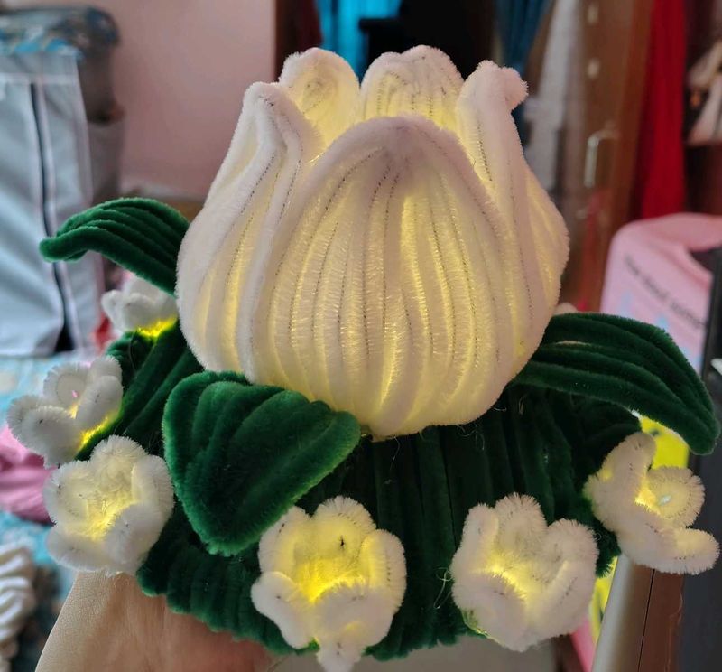 white flower lamp (pipe cleaner)