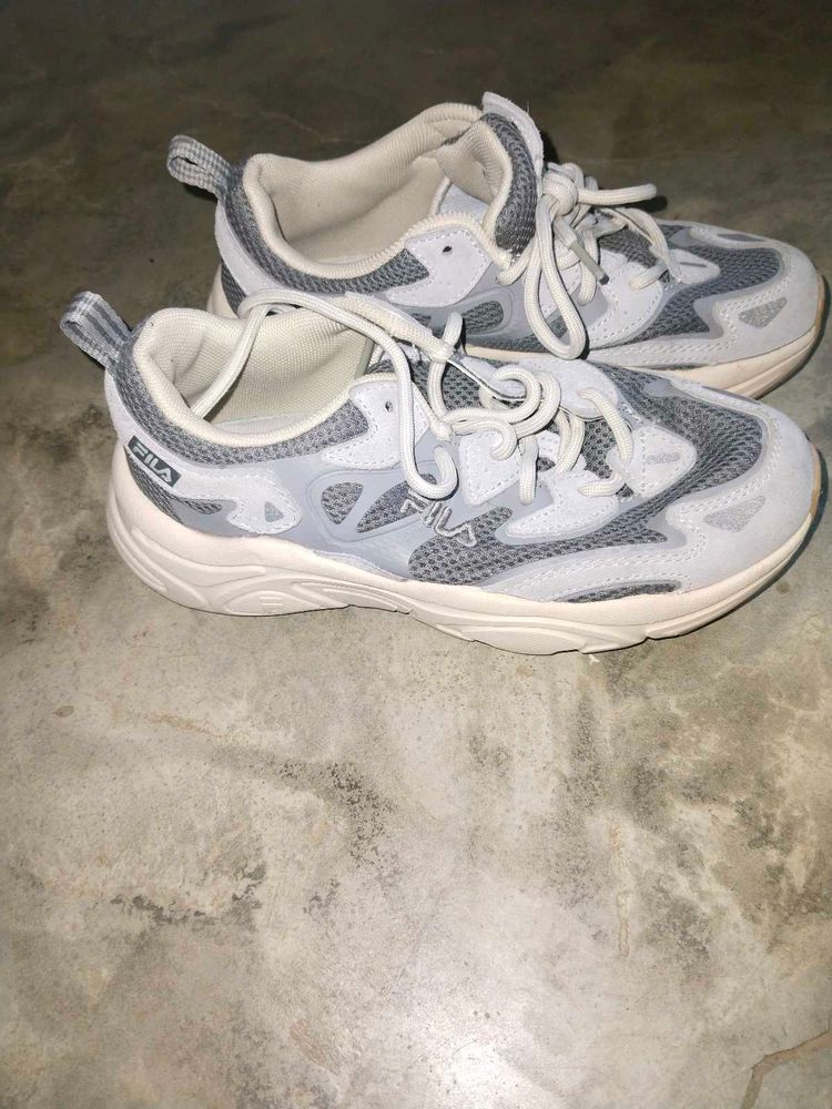 Price reduced!!!Original FILA Grey Sneake