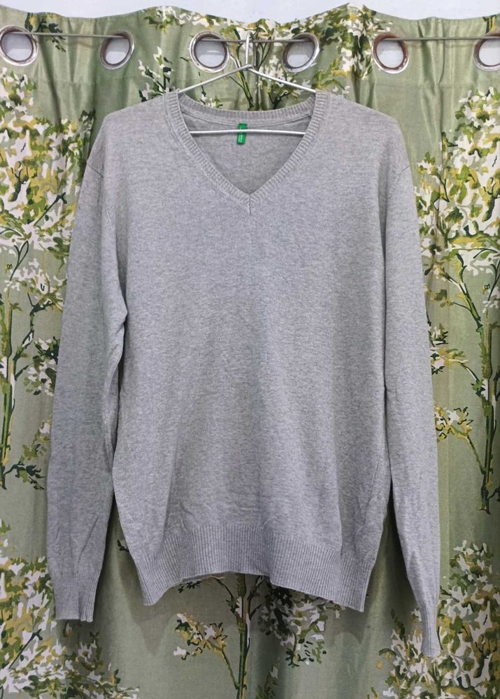 Benetton Men's Grey V-Neck Sweater