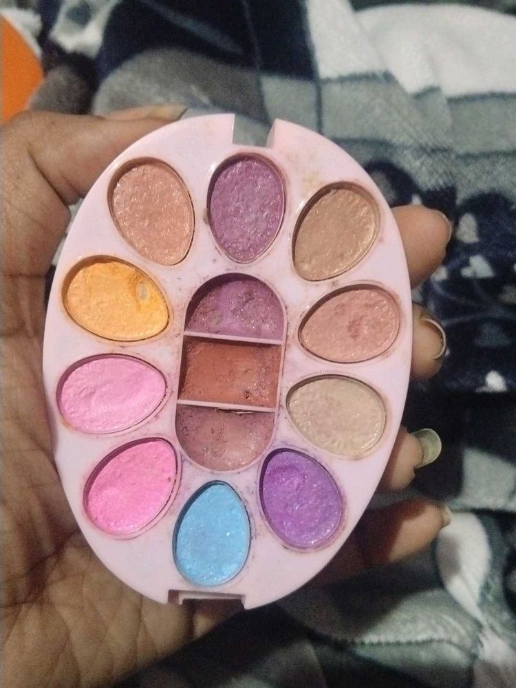 Eyeshadow Palette with Multiple Shades