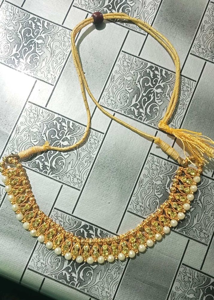 Elegant Gold Necklace with Pearls