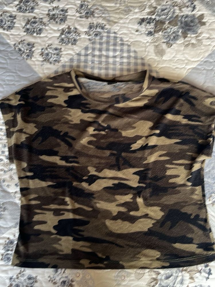 Camouflage Print T-Shirt size S