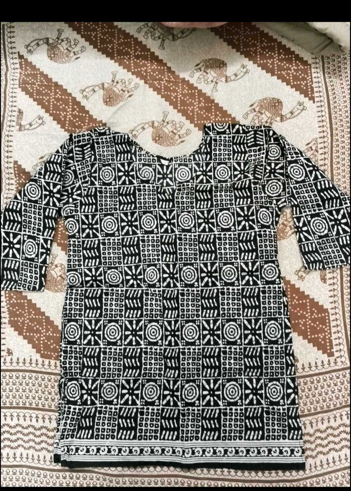 Stylish Black &amp; White Printed Kurta