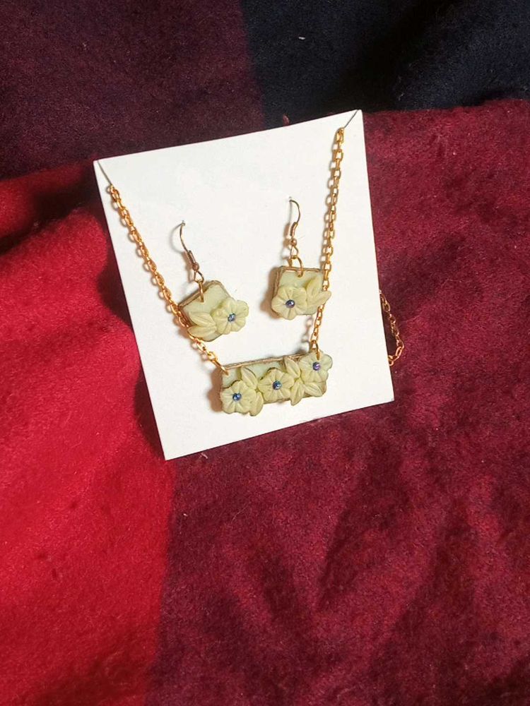 Floral Necklace &amp; Earring Set