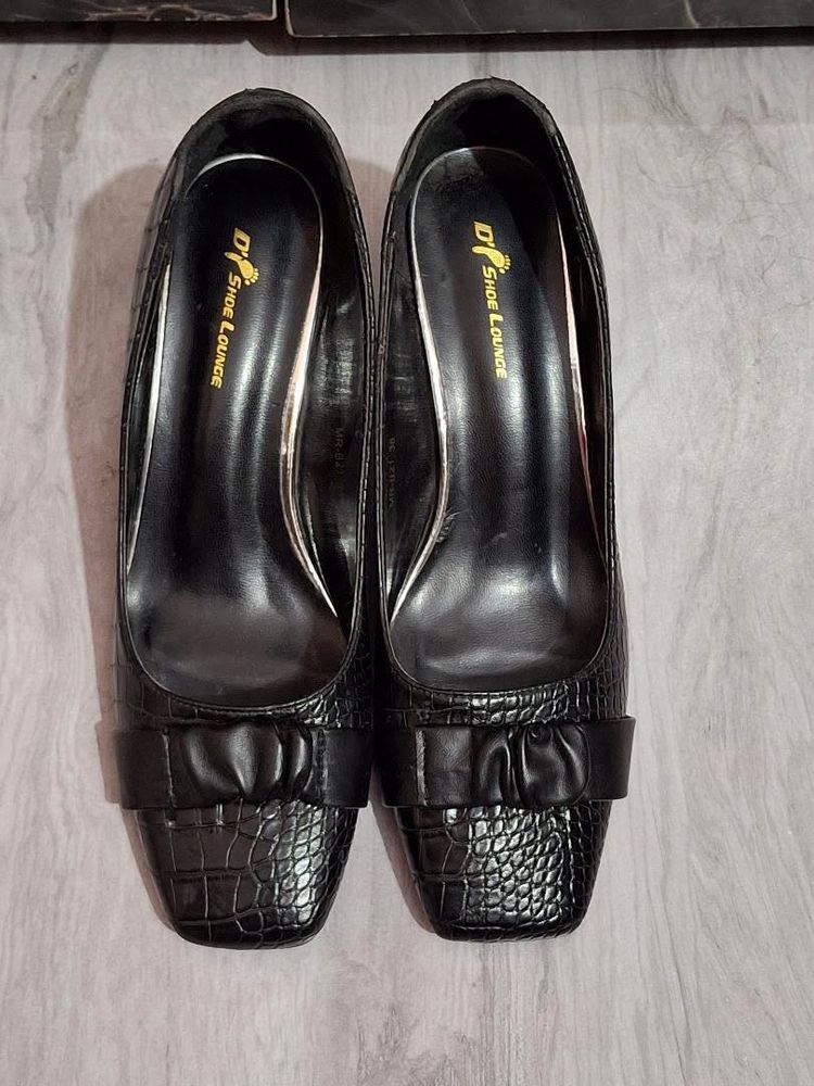 Chic Black Croc-Embossed Heels