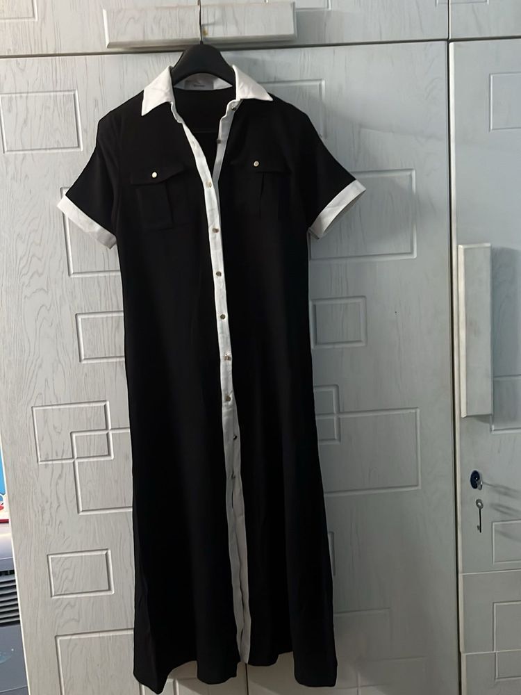 🎱 Gorgeous long black dress with collar