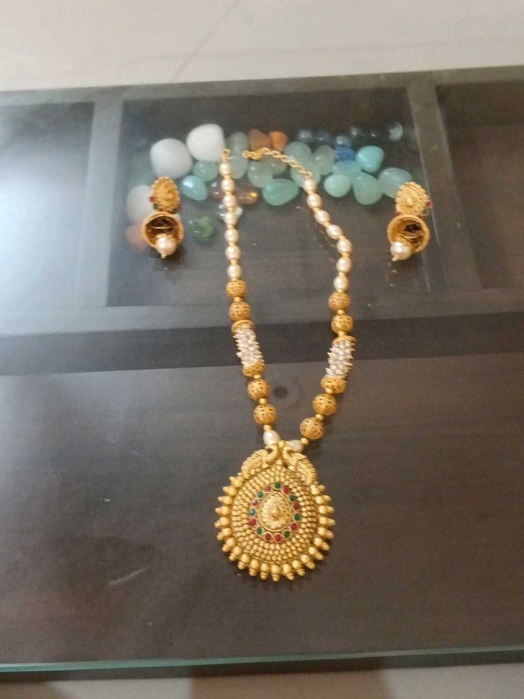 Elegant Gold Tone Necklace &amp; Earring Set