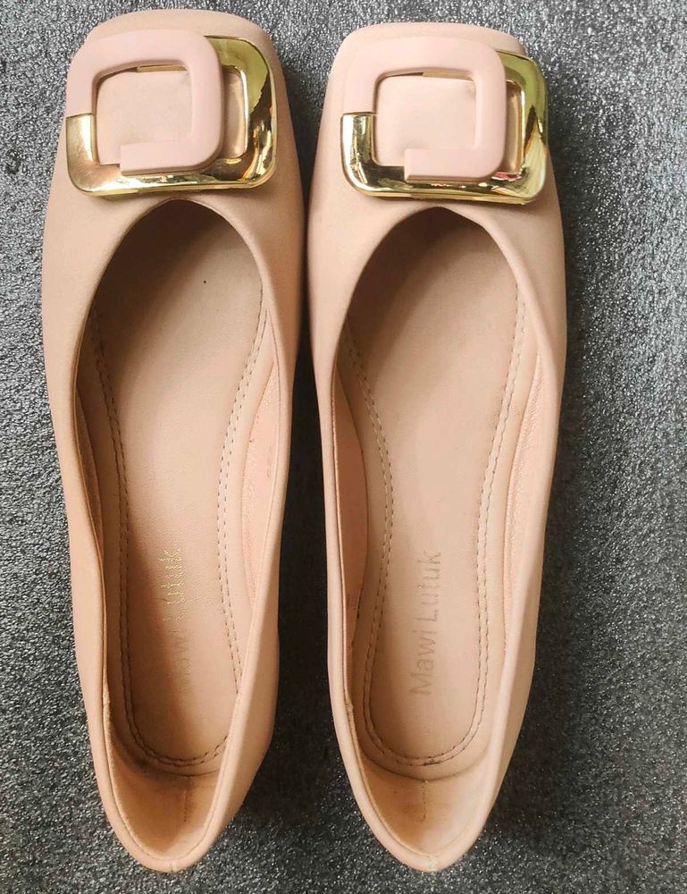 Elegant Ballet Flats with Gold Buckle