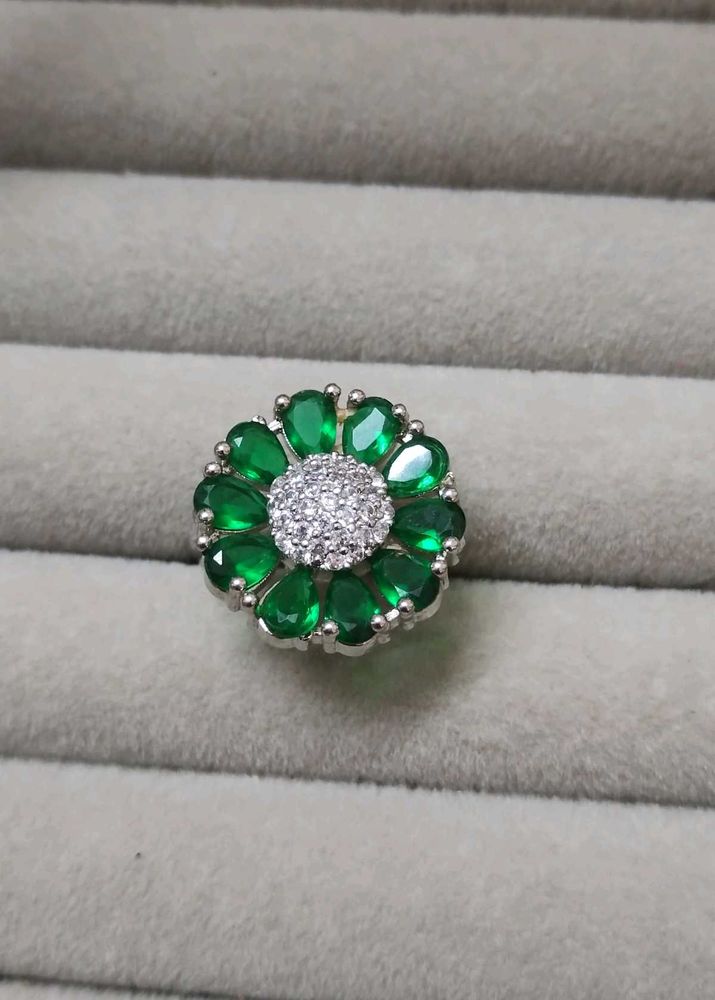 Stunning Emerald Flower Ring