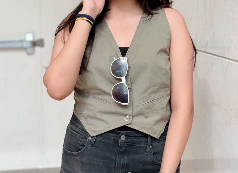 worn just once Sleeveless Textured Crop Top